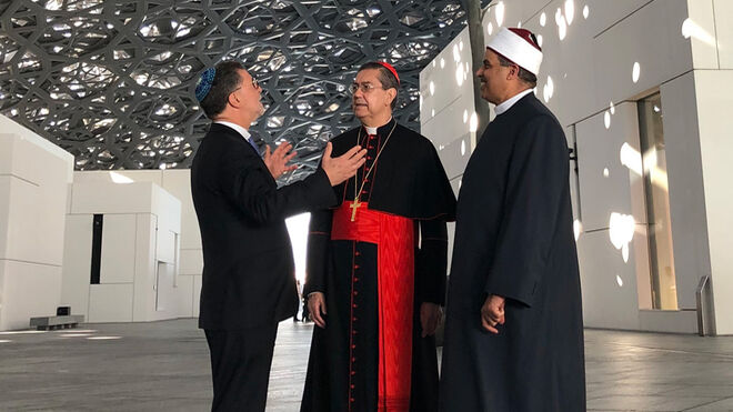El cardenal Ayuso, con el presidente de Al-Azhar y el rabino de Washington, en Abu Dabi