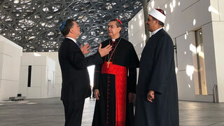 El cardenal Ayuso, con el presidente de Al-Azhar y el rabino de Washington, en Abu Dabi