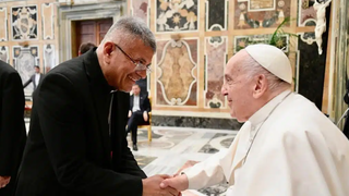 Obispo de Danlí, José Antonio Canales, junto al papa Francisco