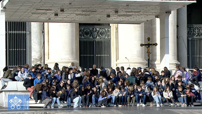 El Papa, en la audiencia, rodeado de niños
