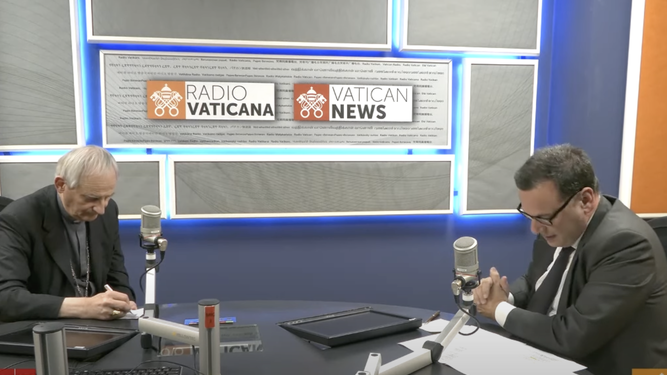 El cardenal Zuppi, con Andre Monda en los estudios de la radio vaticana