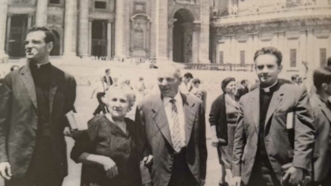 Miquel Barbarà, el primero por la izquierda, con sus padres