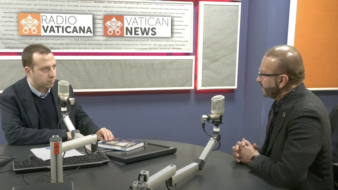 Noel Díaz, a la derecha, entrevistado por Radio Vaticana