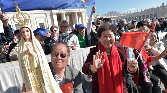 Peregrinos chinos con una virgen de Fátima