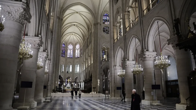 Interior de Notre Dame ya restaurada