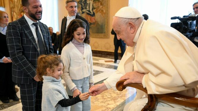 El Papa da unos caramelos a unos niños en la audiencia