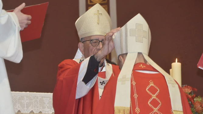 Omella impone la mitra a Gómez