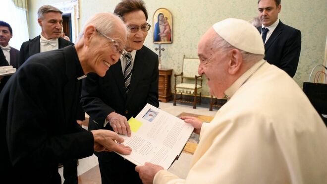 Francisco con miembros de la Hidden Christians Research Association de Japón