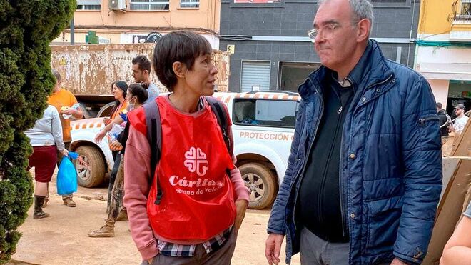 Aurora Aranda, directora de Cáritas Valencia, junto al párroco de la Torre