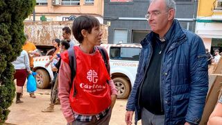 Aurora Aranda, directora de Cáritas Valencia, junto al párroco de la Torre