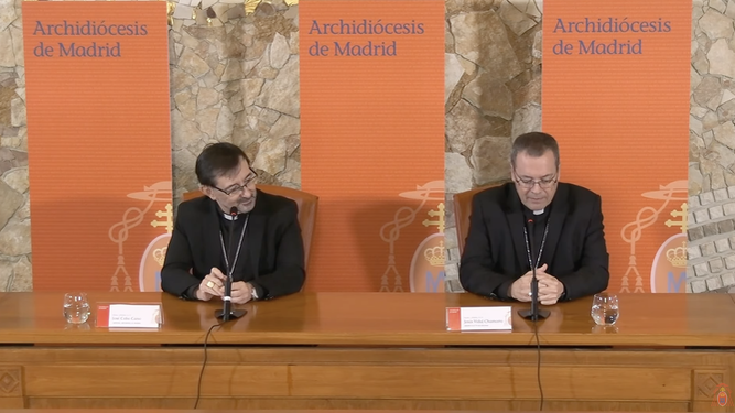 Cobo escucha la intervención de Jesús Vidal, hasta ahora su obispo auxiliar