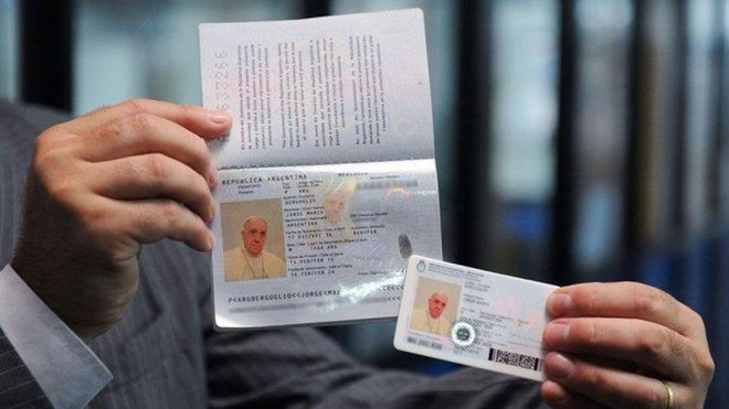 Francisco renovó su pasaporte argentino