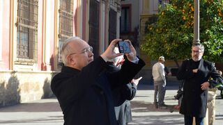 Peña Parra, sacando una foto de la catedral de Sevilla