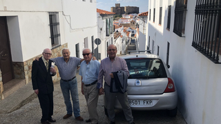 Aradillas, con amigos, en su pueblo natal