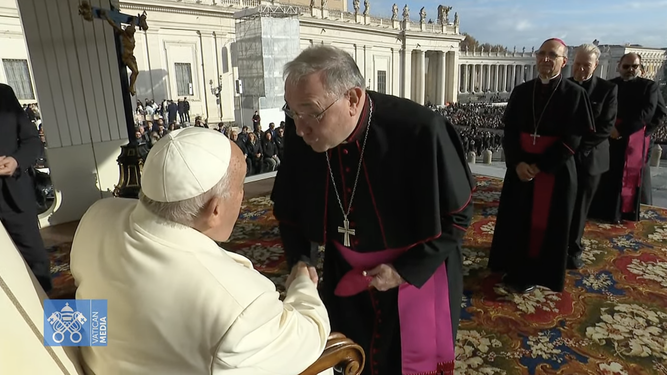 Luis Ángel de las Heras, obispo de León, saluda al Papa en la audiencia general