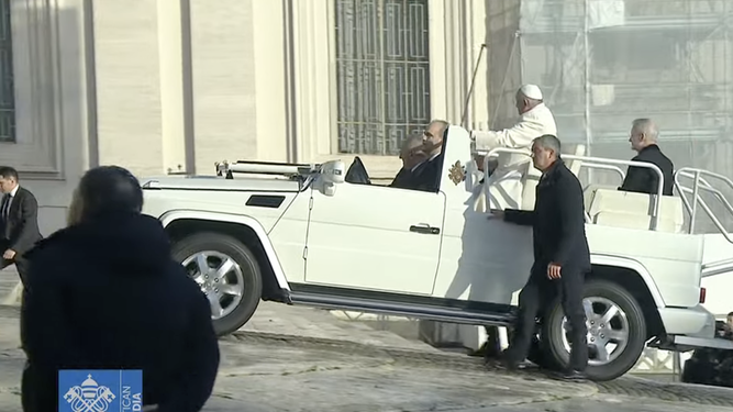 El papamóvil con Francisco a su llegada para la audiencia a la plaza de San Pedro