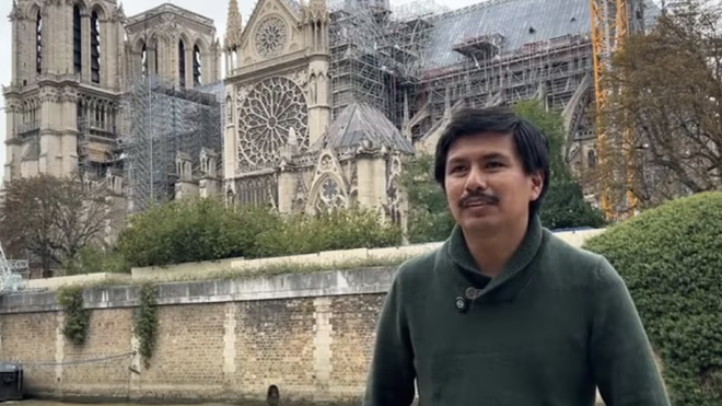 Alejandro Arredondo, junto a la catedral de Notre Dame