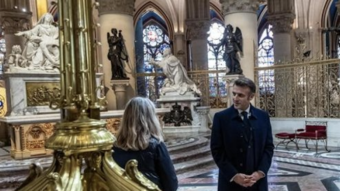 Macron en una visita a Notre Dame