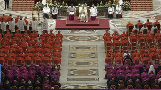 Francisco preside su décimo consistorio