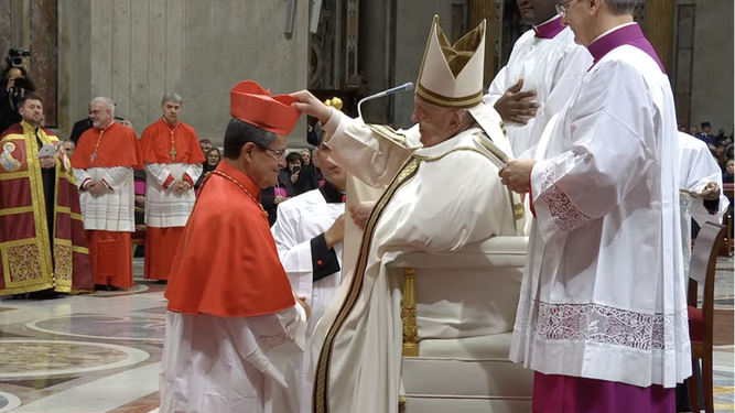 Imposición del birrete al cardenal Cabrera Herrera, arzobispo de Guayaquil.