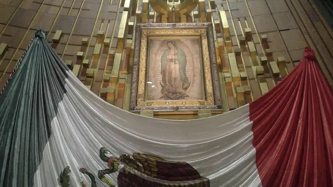 La bandera de México, en la basílica de Guadalupe