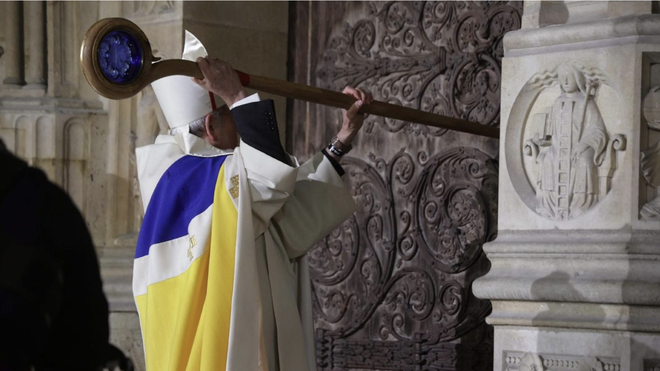 Ulrich llam a la puerta de Notre Dame