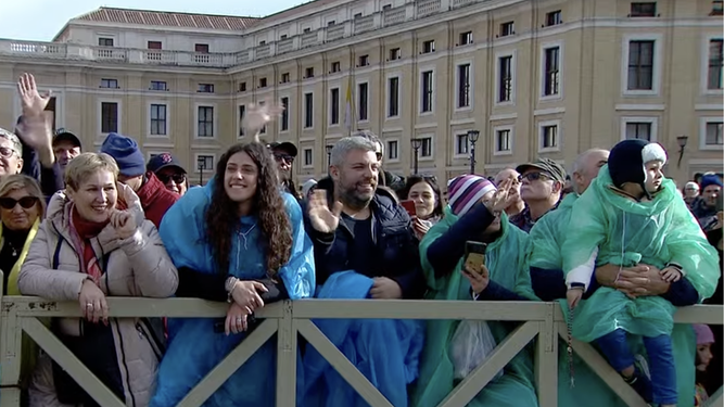 Fieles en la plaza de San Pedro