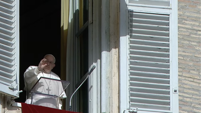 Francisco, se asoma al balcon para rezar el ángelus