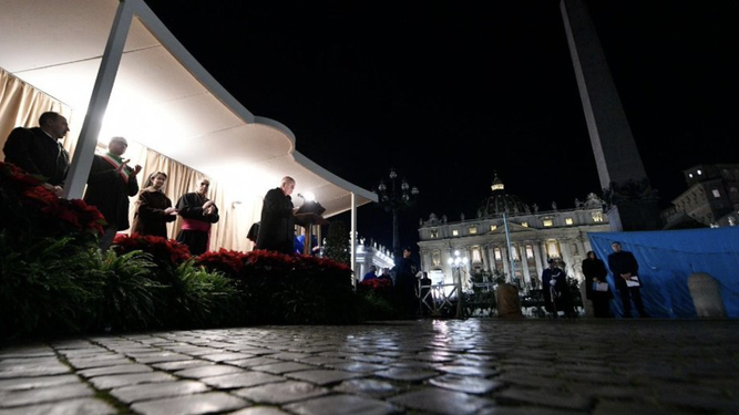 El cardenal Vérgez en la inauguración del belén en la plaza de san Pedro