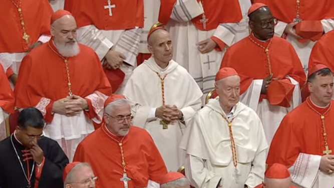 Vesco, de blanco, detrás de Radcliffe, también como el hábito dominico en el pasado consistorio