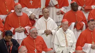 Vesco, de blanco, detrás de Radcliffe, también como el hábito dominico