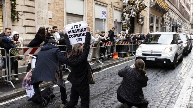 Las activistas de PETA, detenidas