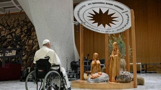 El Papa, ante el pesebre en el Aula Pablo VI