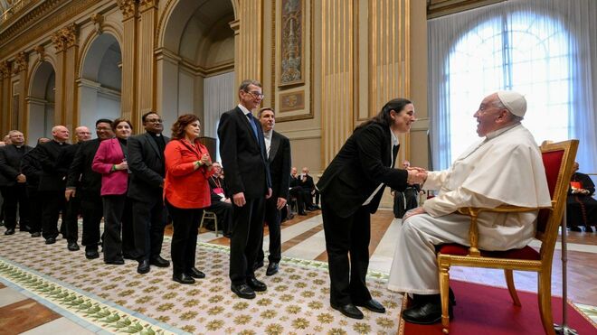 El Papa saluda a una de las teólogas del congreso