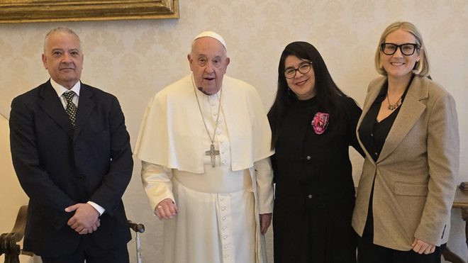 El Papa con Pedro Salinas, Paola Ugaz y Elise Ann Allen