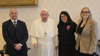 El Papa con Pedro Salinas, Paola Ugaz y Elise Ann Allen