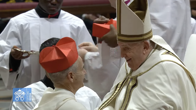 Vesco, con el hábito blanco dominico y el birrete rojo de cardenal