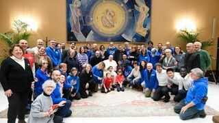 Francisco, con Miembros de la ONG