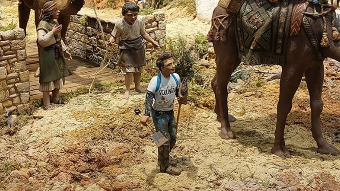 Un joven voluntario, en el Belén de Valencia