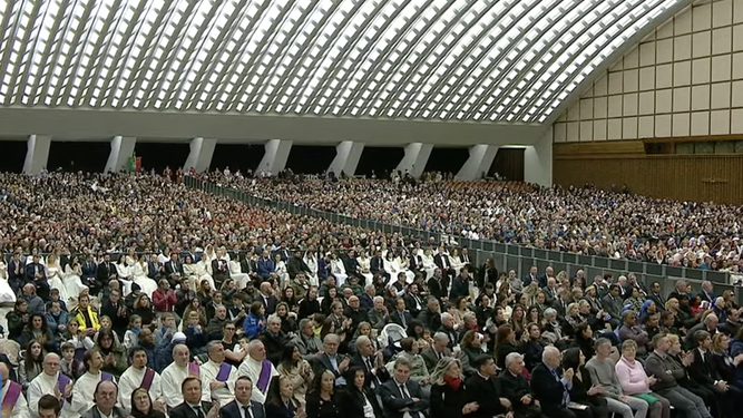 El Aula Pablo VI, repleta de fieles para la catequesis general