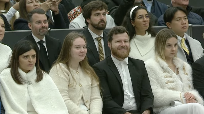 Parejas de novios en la audiencia general