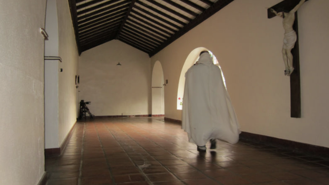 Un monje en la abadía de Caldey, en Gales
