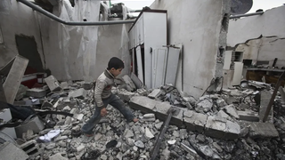 Un niño camina entre los escombros en Gaza