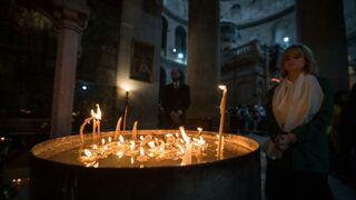 Velas de oración dentro de la Iglesia del Santo Sepulcro, Jerusalén.