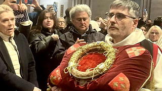 La corona de espinas regresa a Notre Dame