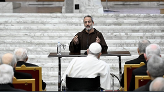 Francisco escucha la predicación del padre Pasolini