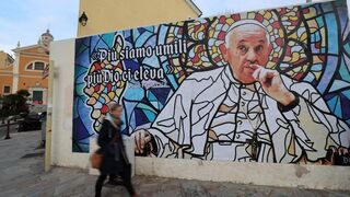 Mural que espera al papa en Ajaccio