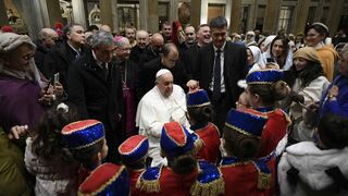 El Papa, con los miembros del pesebre viviente