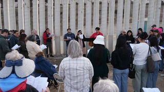 Nueva edición de 'Posada sin Fronteras' en el muro de separación entre EEUU y México