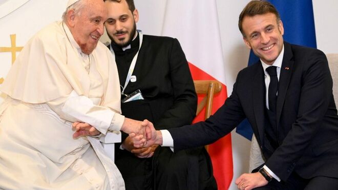 Francisco, junto a Macron